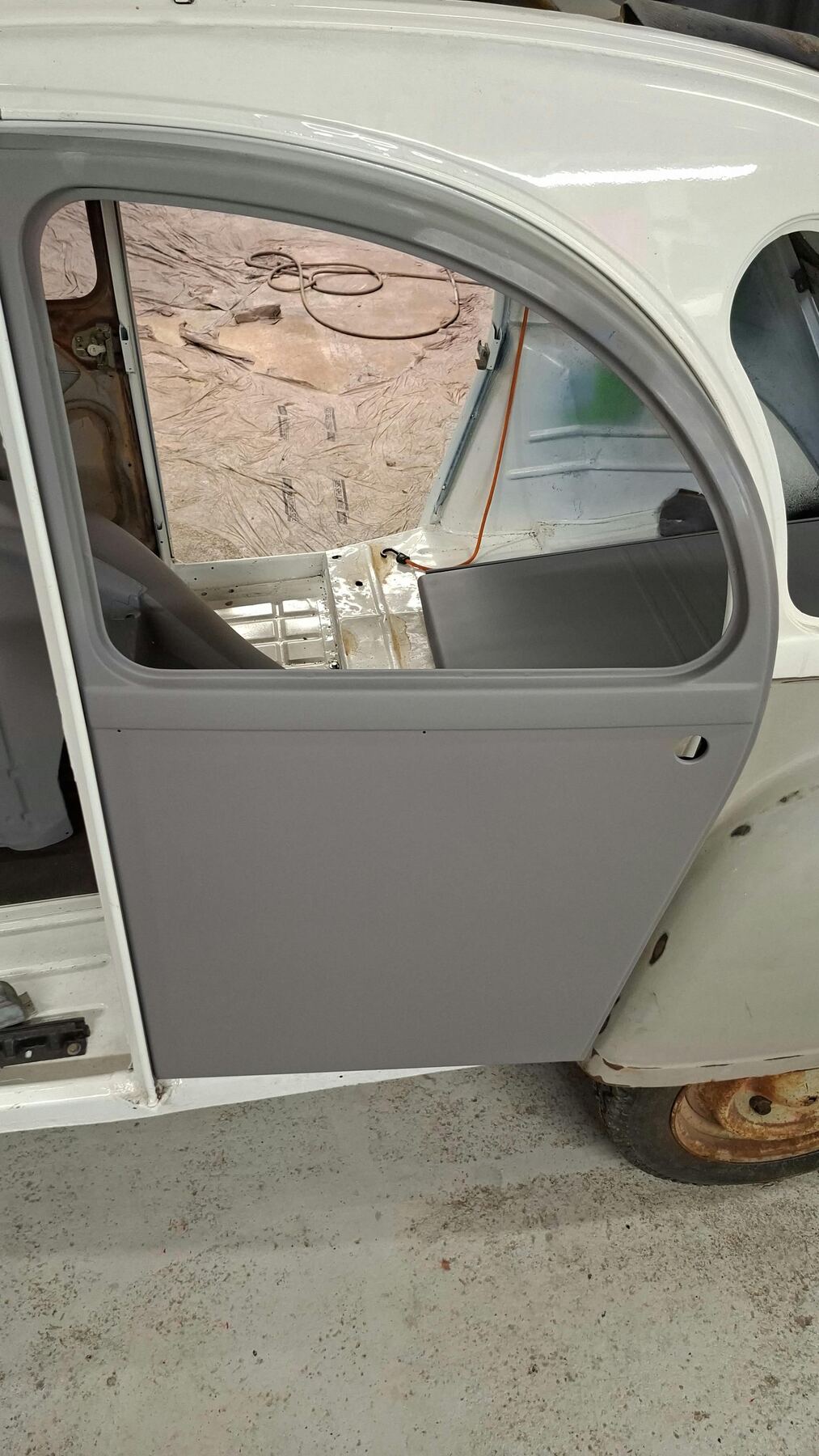 Caisse de 2CV, une porte en apprêt.