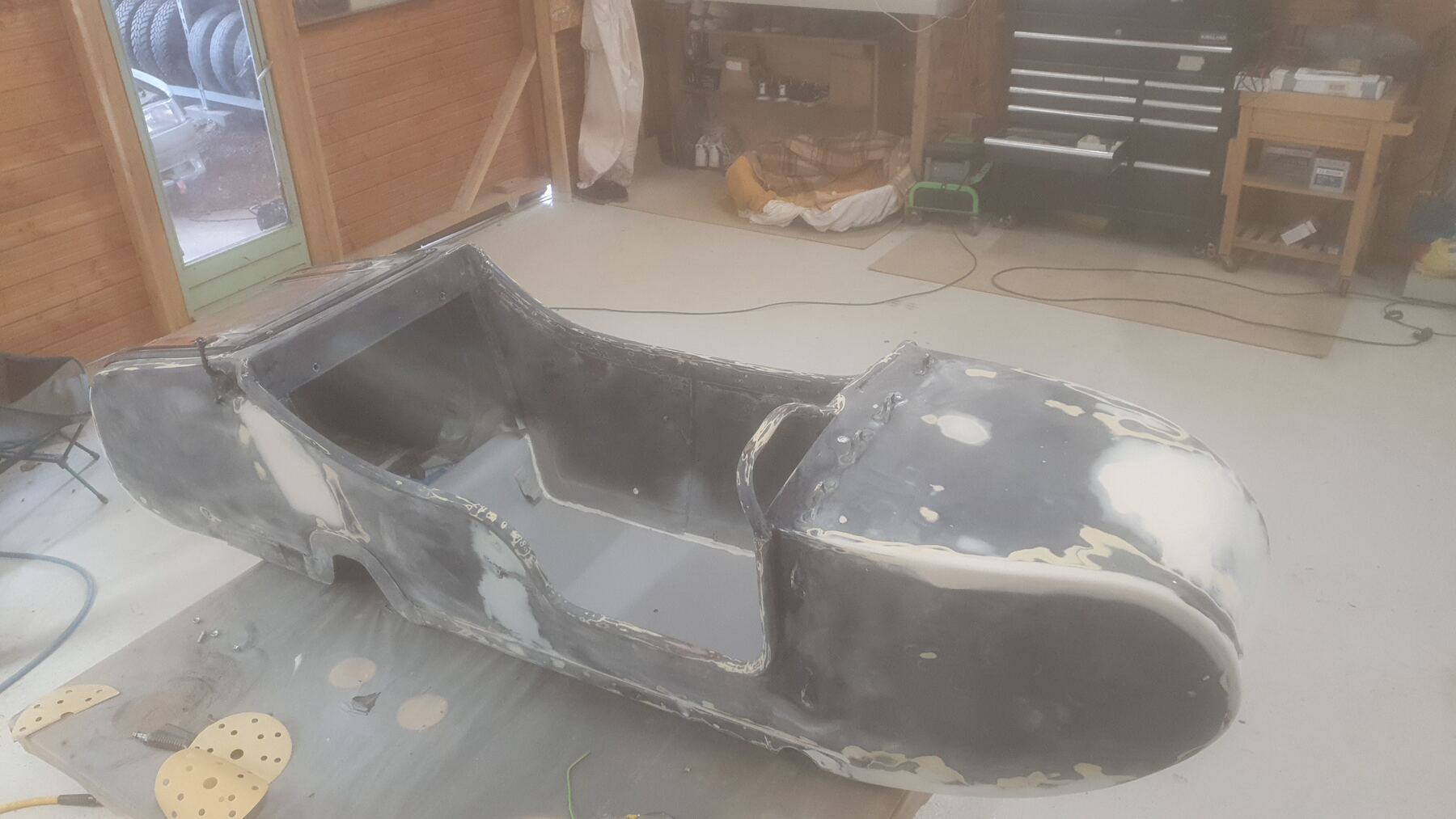 Caisse de side-car mise à nu et remastiquée.