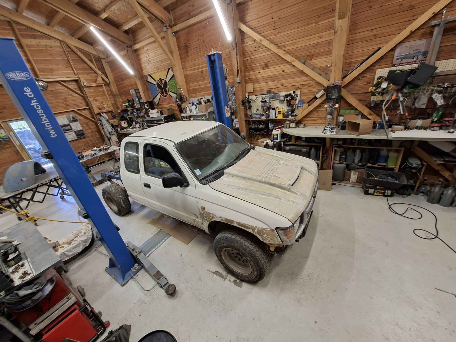 Intérieur de l’atelier sous charpente bois